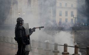 Enfrentamiento entre el Esmad y manifestantes en la  plaza de Bolivar