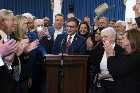 Después de renunciar a la nominación, Emmer abandonó rápidamente el edificio donde se había reunido en privado con los republicanos. Más tarde declaró desde el Capitolio que la oposición de Trump no afectó su decisión de retirarse.