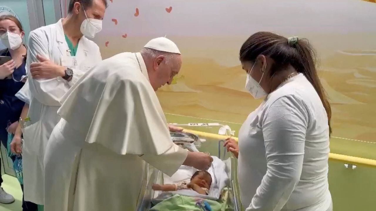El Papa Francisco bautiza a un bebé llamado Miguel Ángel mientras visita la sala de cáncer infantil en el hospital Gemelli, donde está hospitalizado por una infección respiratoria