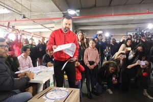 Candidato a la alcaldía de Bogotá Carlos Fernando Galán ejerce su derecho al voto