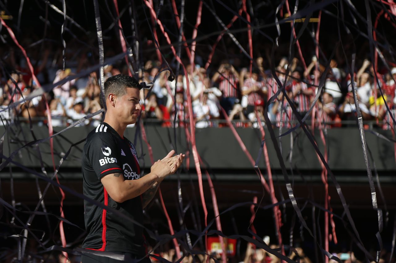 SAO PAULO, BRAZIL - AUGUST 06: Newly signed player James Rodriguez is introduced to the fans before a match between Sao Paulo and Atletico Mineiro as part of Brasileirao Series A 2023 at Morumbi Stadium on August 06, 2023 in Sao Paulo, Brazil. (Photo by Miguel Schincariol/Getty Images)