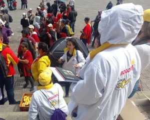 Miembros de la Tropa Social de la Alcaldía de Bogotá entregan alimentos a los docentes que se tomaron el Capitolio Nacional
