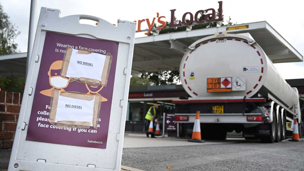 An aerial view shows motorists queueing at a petrol station in Coventry, central England on September 28, 2021. - The UK government today faced calls for nurses, police, teachers and other key workers to be given priority at petrol pumps, as the army was put on standby to ease a fuel supply crisis. (Photo by Paul ELLIS / AFP)