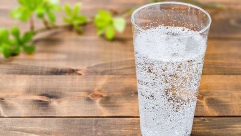 ¿Qué pasa en el cuerpo si se toma agua con vinagre y bicarbonato de sodio?