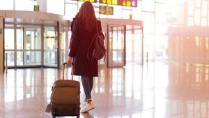 Imagen de mujer caminando en el aeropuerto