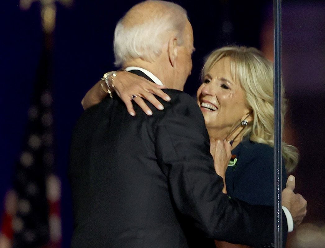 El presidente electo de Estados Unidos, Joe Biden, abraza a su esposa, Jill Biden, durante su discurso de victoria en Wilmington, Delaware