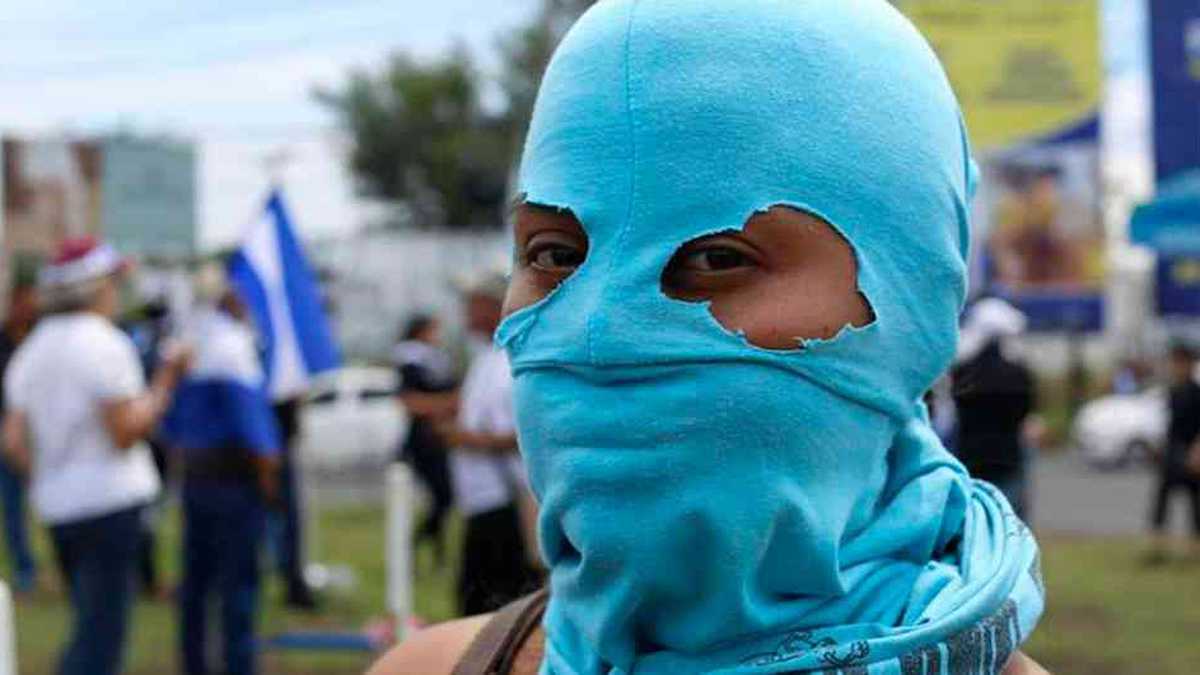 MANAGUA, NICARAGUA - MAYO 31: Un manifestante con máscara durante la marcha las madres, llamada así en memoria de los muertos y desaparecidos durante los días de crisis que han golpeado al país.