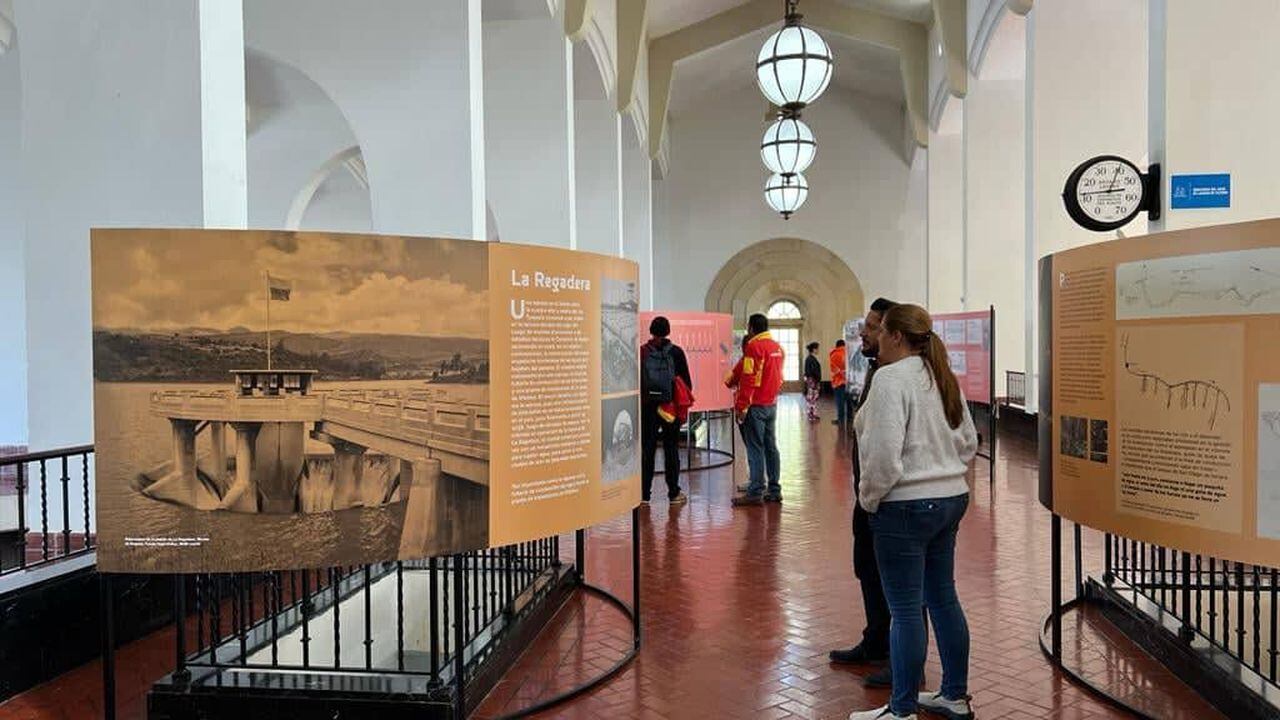 La Empresa de Acueducto y Alcantarillado de Bogotá abrió exposición fotográfica sobre la historia del agua en la capital del país.