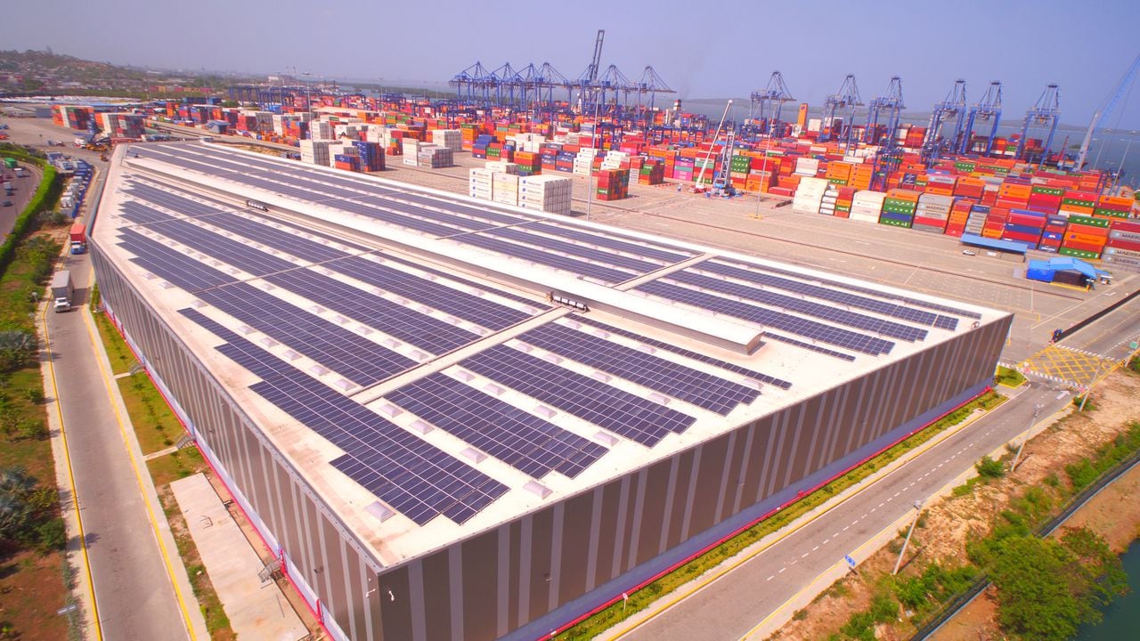 Los 6.000 módulos solares, instalados sobre las cubiertas del centro, tienen una capacidad instalada de 2,2 MW y generarán 2,9 GWh por año, cubriendo el 10 por ciento de la demanda de energía anual de las instalaciones del puerto.