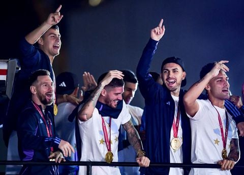 BUENOS AIRES, ARGENTINA - DECEMBER 20:  Lionel Messi and teammates Rodrigo De Paul, Leandro Paredes, Lautaro Martinez and Julian Alvarez celebrates during the arrival of the Argentina men's national football team after winning the FIFA World Cup Qatar 2022 on December 20, 2022 in Buenos Aires, Argentina. (Photo by Marcelo Endelli/Getty Images)