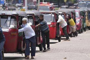 Los conductores de rickshaws de Sri Lanka hacen cola para comprar gasolina cerca de una estación de combustible en Colombo, Sri Lanka, el miércoles 13 de abril de 2022. Foto AP/Eranga Jayawardena