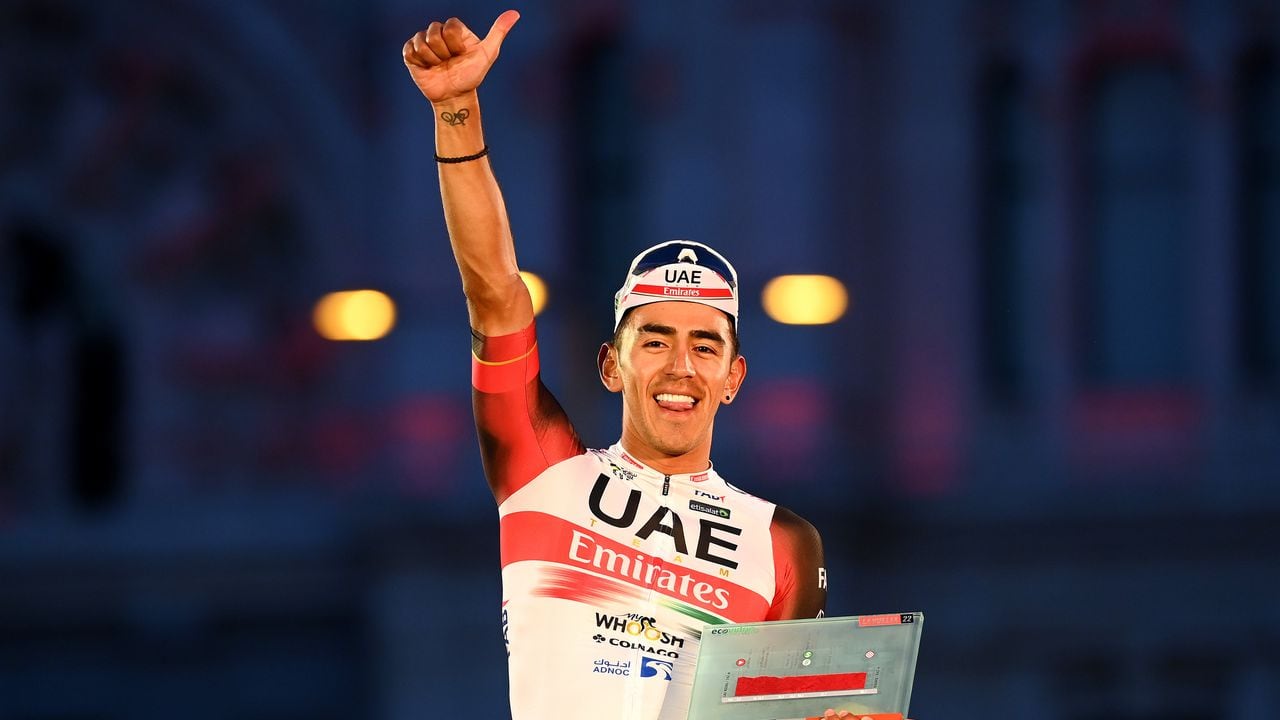 Juan Sebastián Molano, ciclista del UAE Team Emirates en el podio de la Vuelta a España 2022.