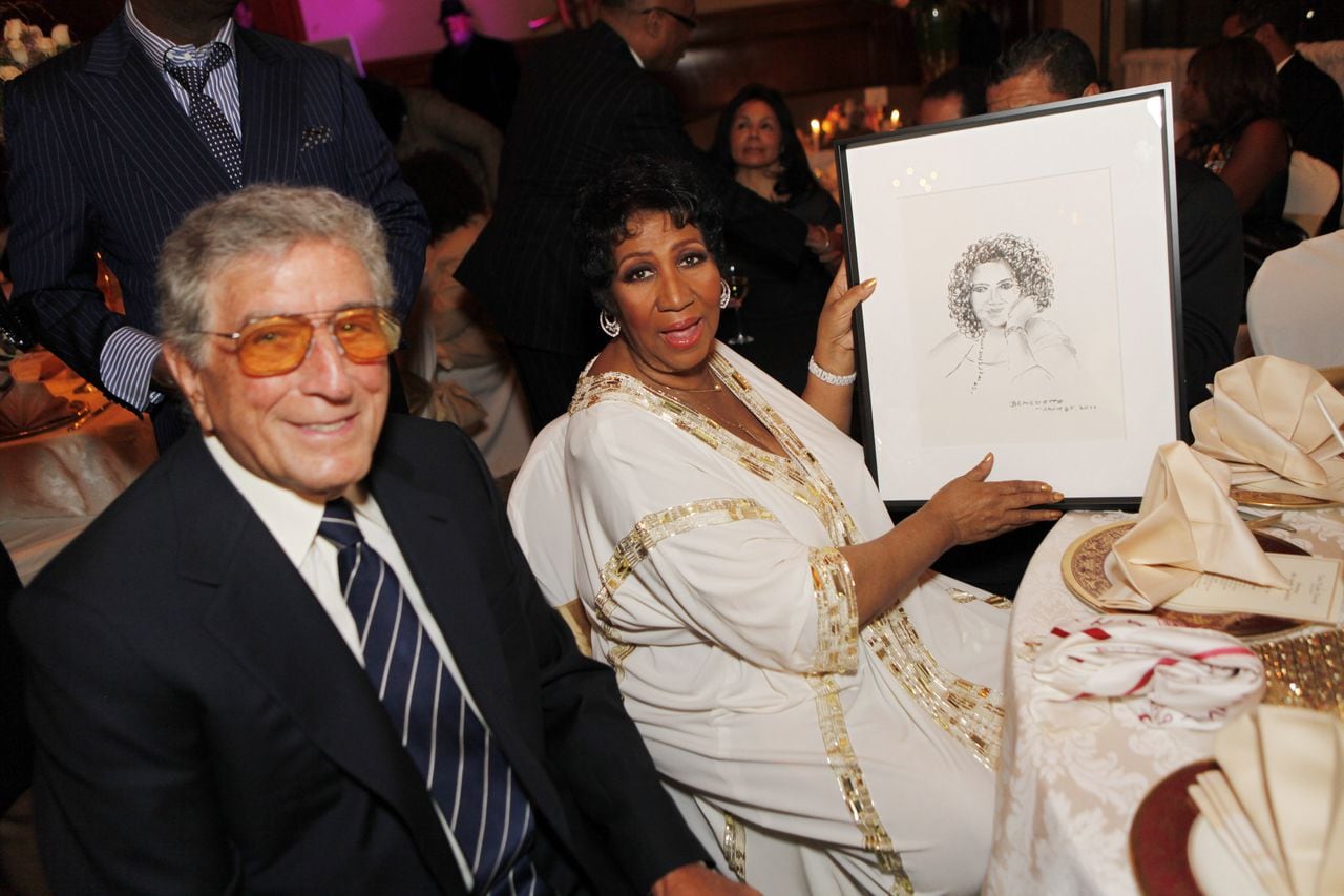 Tony Bennett le da a Aretha Franklin un retrato que dibujó en la cena de cumpleaños de Aretha Franklin en el Park Lane Hotel el 25 de marzo de 2011 en la ciudad de Nueva York.