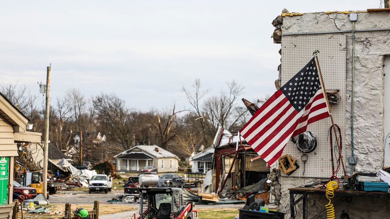 Una bandera nacional de EE. UU. Ondea entre los daños causados ​​por un tornado después de que el clima extremo azotara la región en Bowling Green, Kentucky, el 11 de diciembre de 2021. - Docenas de tornados devastadores arrasaron cinco estados de EE. UU. Durante la noche, dejando más de 80 personas muertas el sábado en lo que el presidente Joe Biden dijo que fue "uno de los mayores" brotes de tormenta de la historia. (Foto de Gunnar Word / AFP)