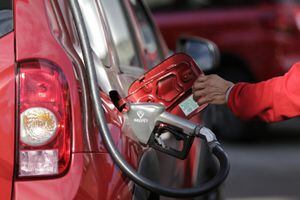 Pese al aumento del último mes del año, el precio de la gasolina para este año se convierte en el más bajo desde mayo de 2017.