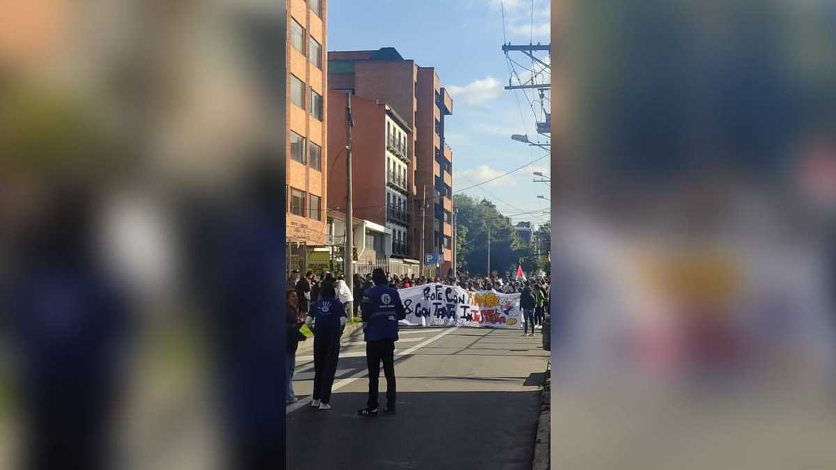 Protestas en la Universidad pedagógica generan cierre de vías en la calle 72 con carrera 11 en Bogotá. Foto: Twitter @HelberthChoach1