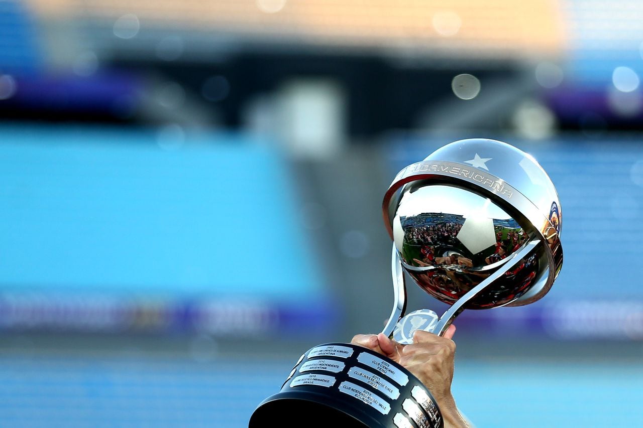 MONTEVIDEO, URUGUAY - NOVEMBER 20: Detail of the trophy as players of Paranaense  celebrate after winning the final match of Copa CONMEBOL Sudamericana 2021 between Athletico Paranaense and Red Bull Bragantino at Centenario Stadium on November 20, 2021 in Montevideo, Uruguay. (Photo by Ernesto Ryan/Getty Images)