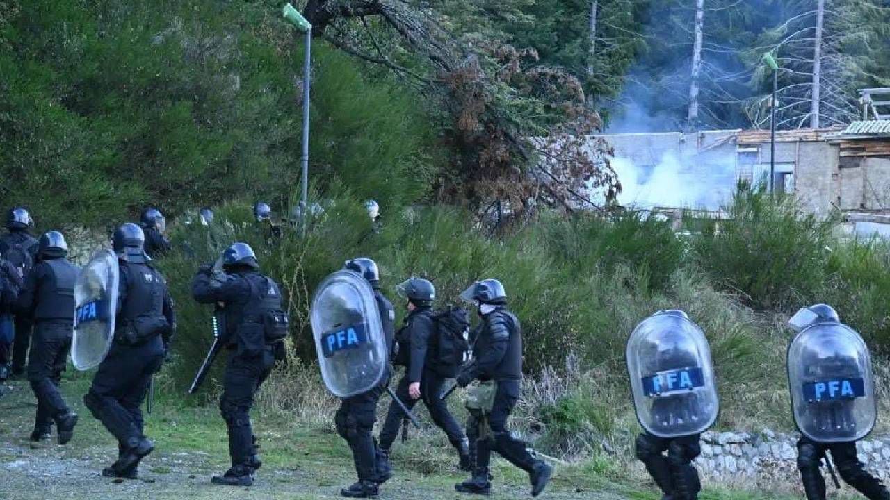 Las autoridades adelantaron un operativo este martes (04 de octubre de 2022) para desalojar a los mapuche en Río Negro. -Foto: Twitter @CORREPI
