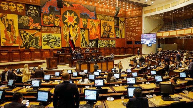 Legisladores de la Asamblea Nacional de Ecuador debatían un informe que recomendaba la apertura de audiencias de juicio político contra el presidente Guillermo Lasso , en Quito, Ecuador, 4 de marzo de 2023.