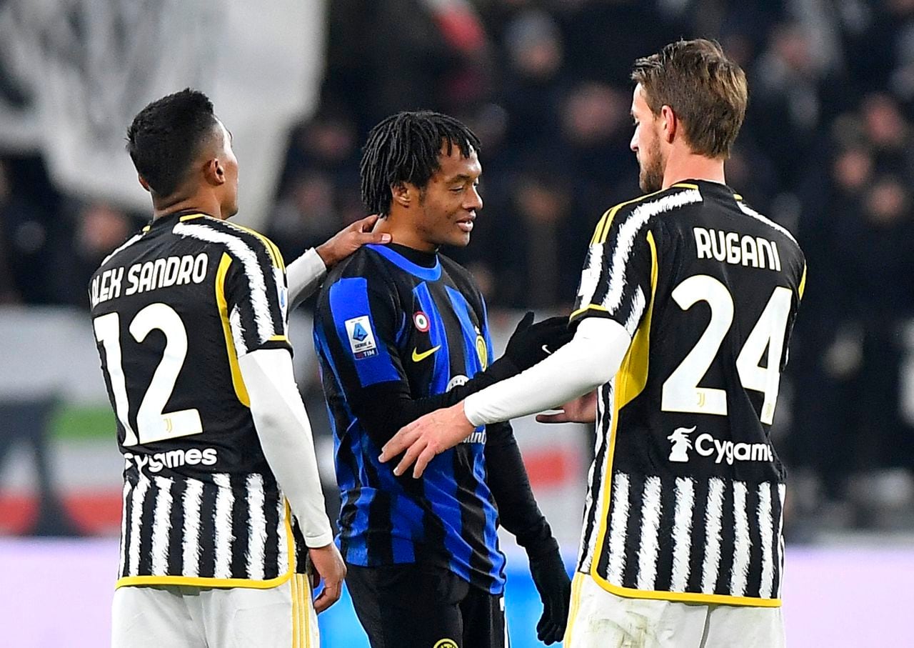 Soccer Football - Serie A - Juventus v Inter Milan - Allianz Stadium, Turin, Italy - November 26, 2023 Inter Milan's Juan Cuadrado with Juventus' Alex Sandro and Daniele Rugani after the match REUTERS/Massimo Pinca