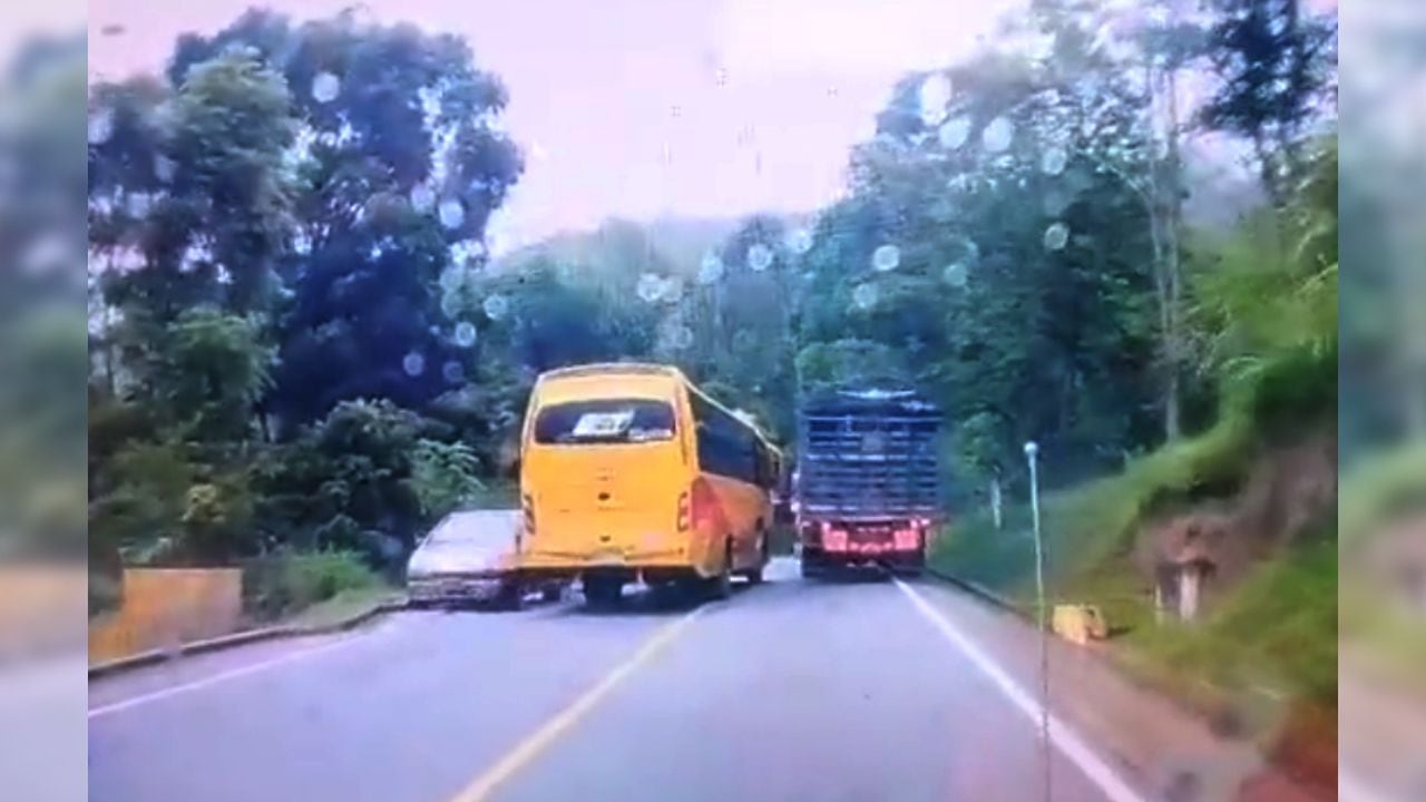 Un video muestra peligrosa maniobra por parte de un bus de la Flota Valle de Tenza en la vía Guateque - Machetá; vía alterna al llano.