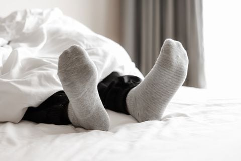Es importante tener cuidado con el sobrecalentamiento al dormir con medias y elegir materiales transpirables.