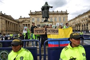 Representante a la camára José Jaime Uscátegui, protesta en contra del Gobierno