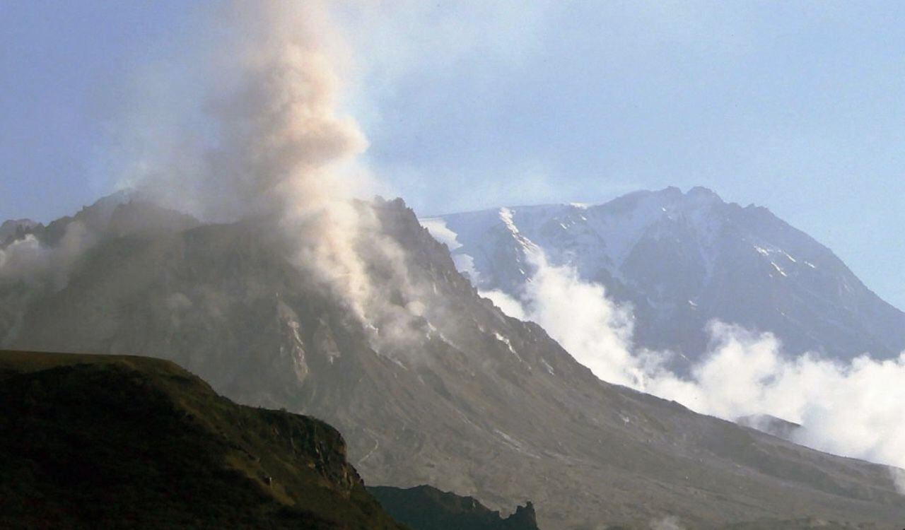 Se esperan erupciones de ceniza que alcancen hasta 15 kilómetros de altura. En esta imagen se muestra la explosión del volcán el 23 de agosto de 2019.
