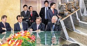 De izquierda a derecha: Álvaro Vásquez, director del Idea; Alonso Salazar, alcalde de Medellín; Luis Alfredo Ramos, gobernador de Antioquia, y Federico Restrepo, gerente de EPM. El 11 de agosto de 2010 firmaron el acuerdo que le dio vía libre a EPM para construir Hidroituango.