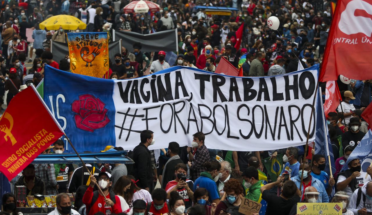 Las protestas contra el mandatario hansido multitudinarias en ciudades como Sao Paulo, donde esta pancarta expresó: #Fuera Bolsonaro, además de pedir vacunas y trabajo.