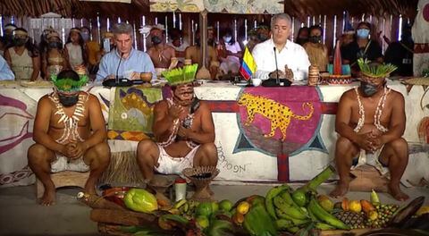 Iván Duque presidente de Colombia con indígenas en el Amazonas