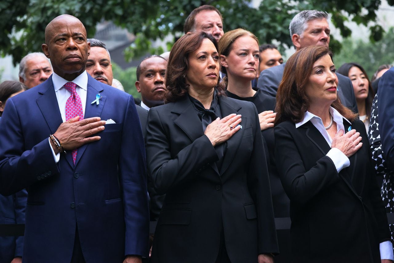 : El alcalde de Nueva York, Eric Adams, la vicepresidenta Kamala Harris y la gobernadora de Nueva York, Kathy Hochul, se llevan las manos al corazón mientras se canta el Himno Nacional durante la ceremonia anual de conmemoración del 11 de septiembre en el Museo Nacional
