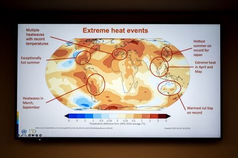 Durante una conferencia de prensa sobre el informe climático global 2023 de la OMM en Ginebra, el 19 de marzo de 2024, se muestra una presentación de diapositivas sobre los eventos de calor extremo de la Organización Meteorológica Mundial (OMM).