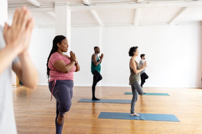 Un grupo de yoga haciendo ejercicios de equilibro