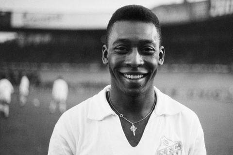 (FILES) In this file photo taken on June 13, 1961 Brazilian striker Pel�, wearing his Santos jersey, smiles before playing a friendly soccer match with his club against the French club of "Racing", in Colombes, in the suburbs of Paris. - Brazilian football icon Pele, widely regarded as the greatest player of all time and a three-time World Cup winner who masterminded the 'beautiful game', died on December 29, 2022 at the age of 82, after battling kidney problems and colon cancer. (Photo by AFP)