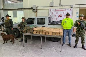 Ejército Incautó camión repleto de droga en Sabaneta, Antioquia.