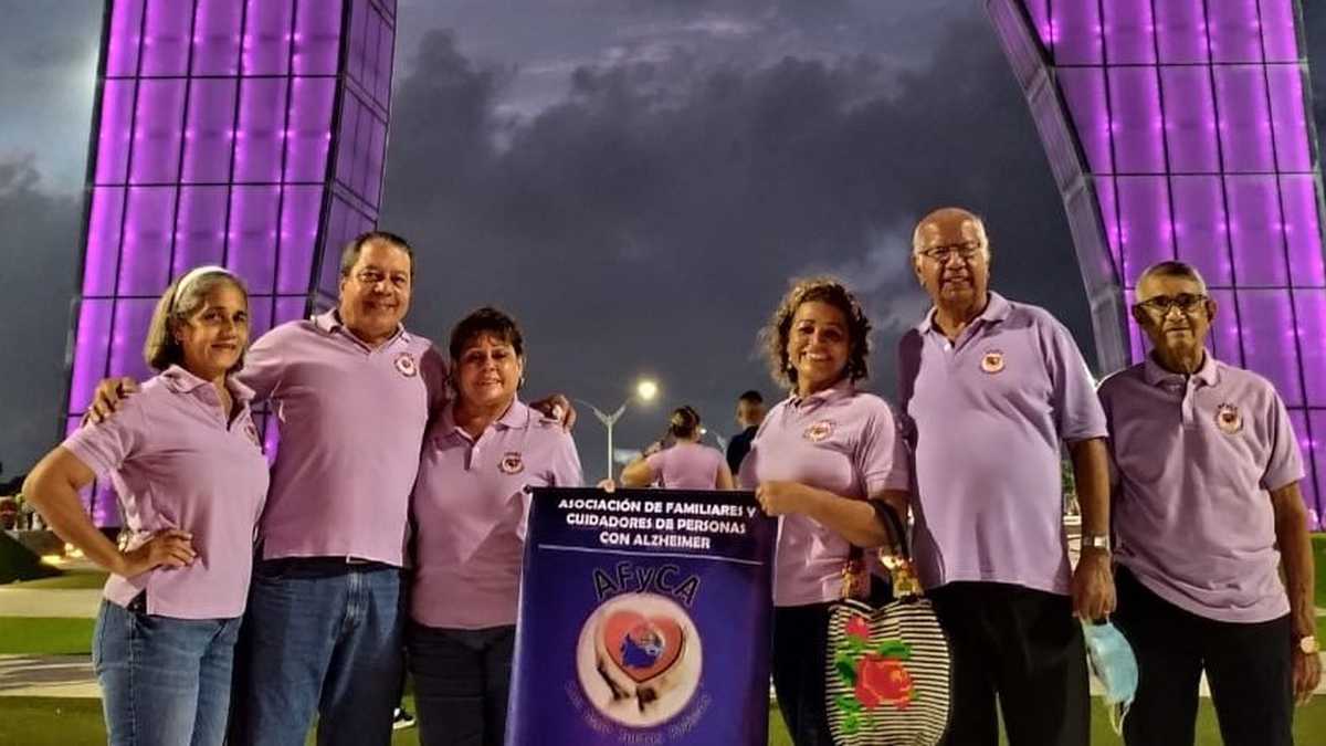 El equipo de Afyca en Barranquilla, posando al lado de la ‘Aleta de tiburón Junior’’ con el color que simboliza el alzhéimer, en un homenaje que le hizo la empresa Tecnoglass.