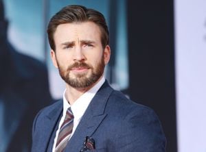 Chris Evans llega al estreno en Los Ángeles de "Capitán América: El Soldado de Invierno", celebrado en el Teatro El Capitan el 13 de marzo de 2014 en Hollywood, California. (Foto de Michael Tran/FilmMagic)