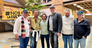 Cuba Gooding de visita en Medellín, junto al secretario de Cultura.