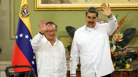 El presidente venezolano, Nicolás Maduro, y el presidente colombiano, Gustavo Petro, saludan después de una reunión en el Palacio Presidencial de Miraflores, en Caracas.