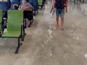 A través de las redes sociales, usuarios del terminal aéreo publicaron videos sobre la situación que tuvieron que padecer por la inundación de las salas y otros sectores del lugar,