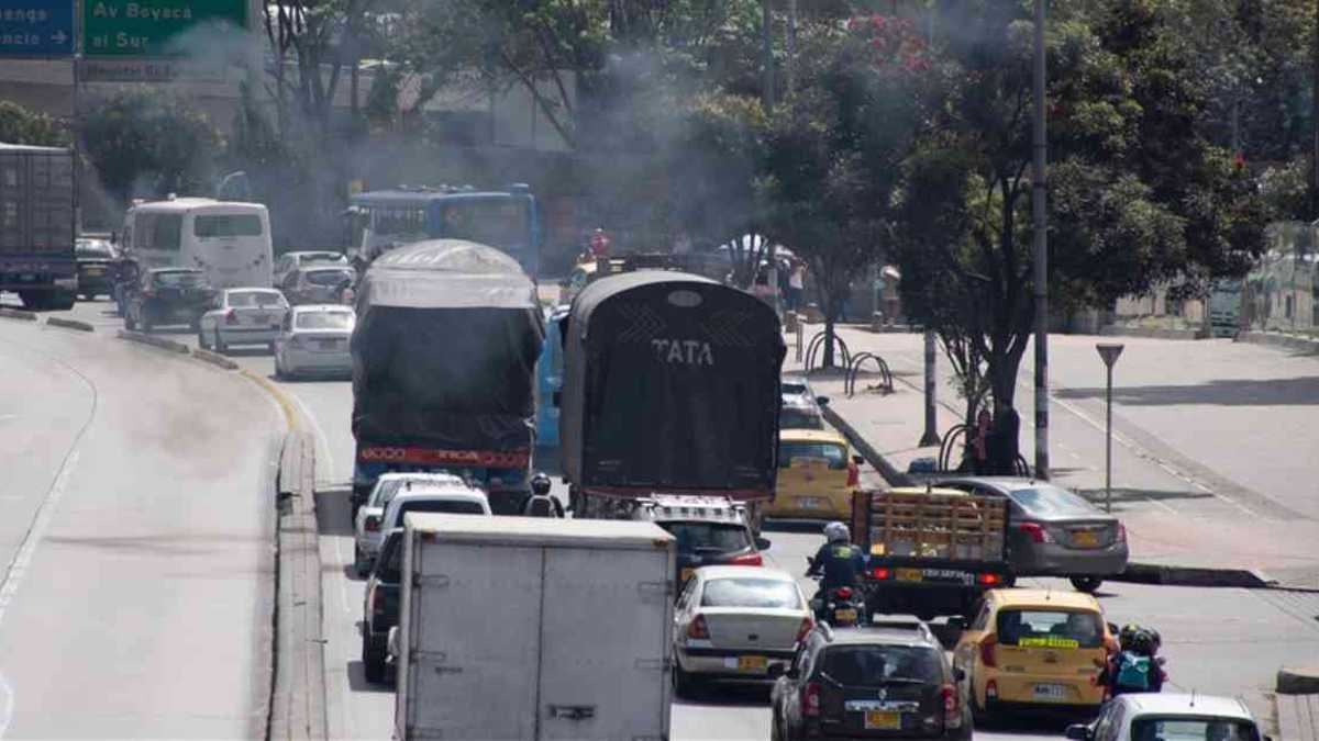 El alto número de carros obsoletos y que funcionan a partir del uso de diésel, es una de las principales causas de la contaminación del aire en Bogotá. Foto: Archivo Semana