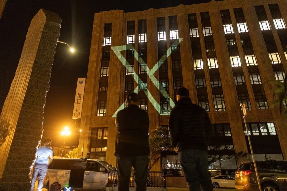 El logo de 'X' es proyectado en las oficinas de Twitter en San Francisco.