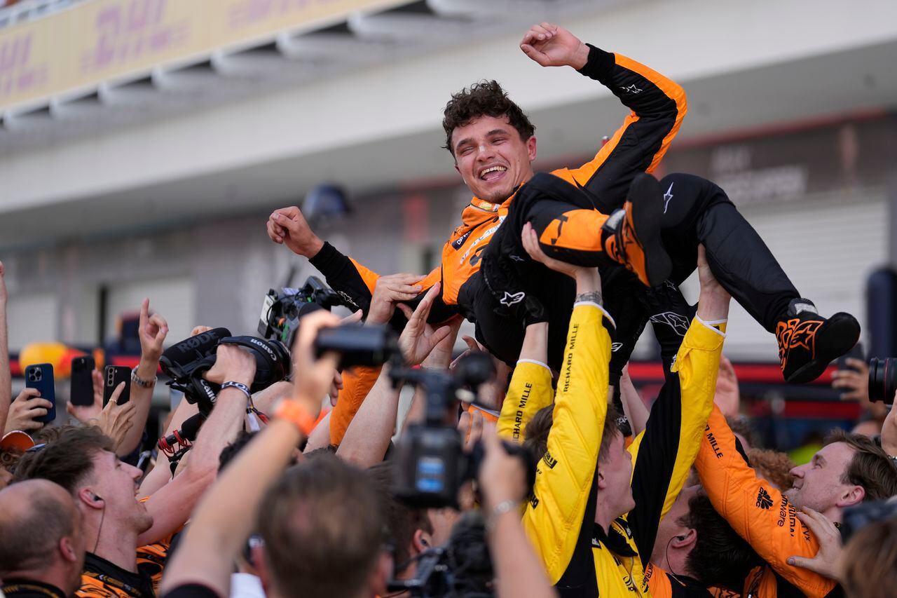 El piloto de McLaren, Lando Norris, de Gran Bretaña, es levantado después de ganar la carrera automovilística del Gran Premio de Fórmula Uno de Miami el domingo 5 de mayo de 2024 en Miami Gardens, Florida (Foto AP/Rebecca Blackwell)