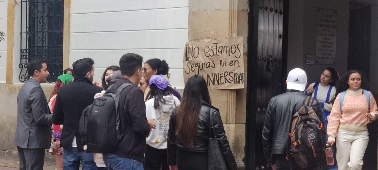 En la puerta de la sede Claustro de la Universidad del Rosario fue fijado un cartel en contra de la violencia de género este 10 de marzo.