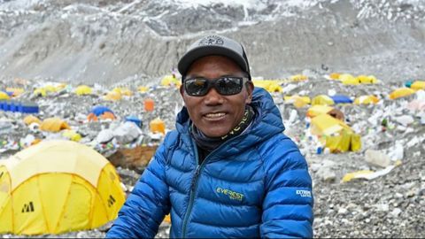 Kami Rita Sherpa en el campamento base del Everest en 2021. (Crédito: Prakash Mathema/AFP/Getty Images)