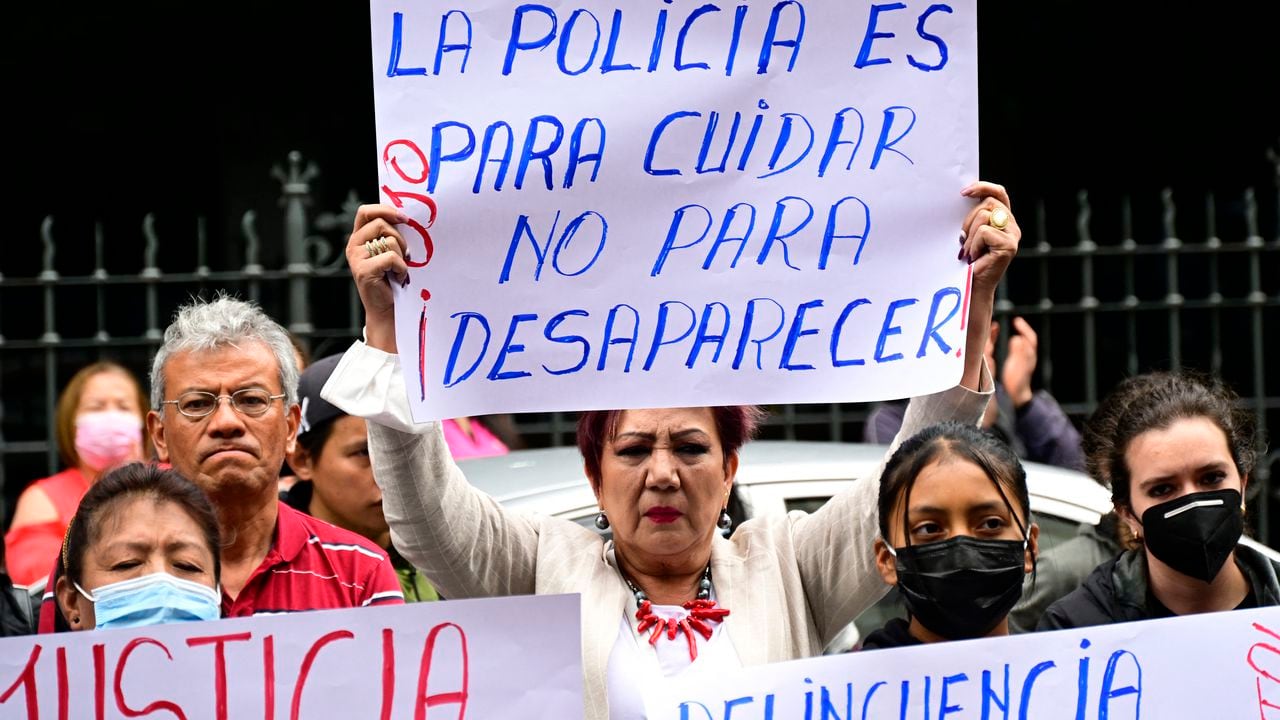 Los ecuatorianos se han manifestado frente a la escuela de policía donde desapareció la mujer. (Photo by RODRIGO BUENDIA / AFP)