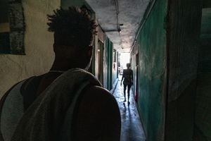 Un residente desplazado camina por un pasillo de una antigua escuela convertida en refugio después de haber huido de su casa hace apenas unos días mientras las pandillas extendían su territorio el 12 de septiembre de 2023 en Puerto Príncipe. (Foto de Giles Clarke/Getty Images)