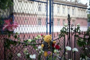A las afueras del colegio, escenario de la tragedia, fueron dejados algunos objetos en memoria de las víctimas. Osos, flores, mensajes y hasta unas zapatilla de ballet.
