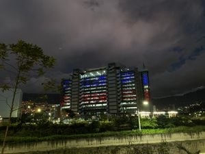 Edifico de EPM en Medellín fue iluminado para la Navidad.